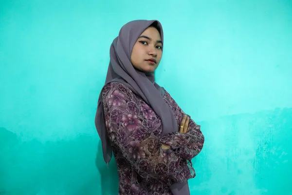 Wanita Asia Bergairah Mengenakan Gaun Cetak Bunga Ungu Yang Menunjukkan — Stok Foto