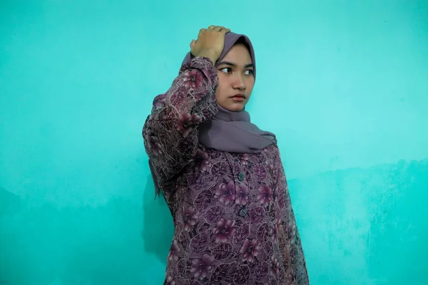 Podekscytowana Azjatka Ubrana Purpurową Sukienkę Kwiaty Nadrukiem Ukazującym Pewien Wyraz — Zdjęcie stockowe