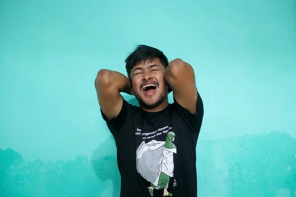 Schöner Asiatischer Junger Mann Auf Isoliertem Grünem Hintergrund Der Ein — Stockfoto