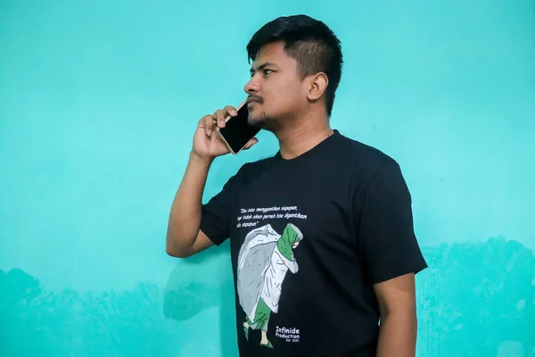 Pemuda Asia Yang Tampan Dengan Latar Belakang Hijau Yang Terisolasi — Stok Foto