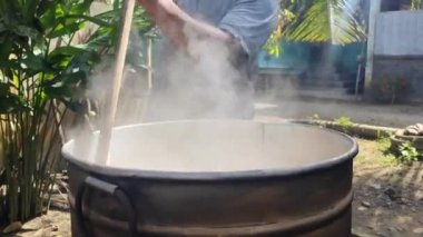 Aceh, Endonezya 14 Mart 2023: 14 Mart 2023 'te Kuzey Aceh, Aceh Eyaleti, Endonezya' da büyük miktarda pirinç pişirmek