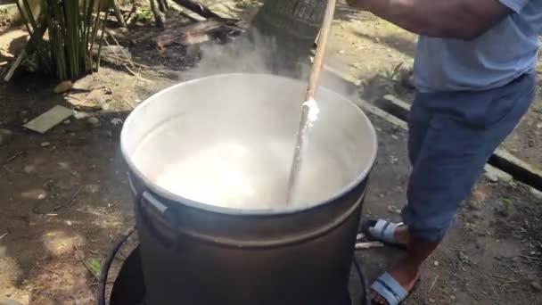 2023年3月14日 2023年3月14日 インドネシア アチェ州北アチェのストーブで大量の米を炊く — ストック動画