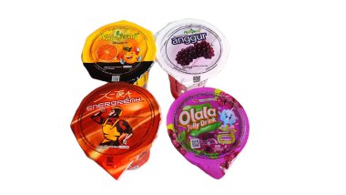 Aceh, Endonezya 14 Mart 2023: Endonezya 'nın Kuzey Aceh, Aceh Eyaleti, Endonezya' da çeşitli aromalı şişe içecek ürünleri