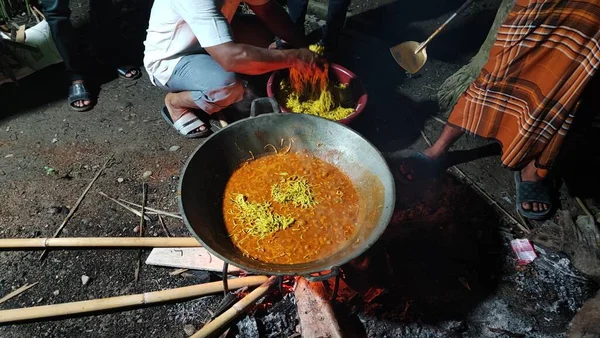 Aceh, Endonezya 15 Mart 2023: Bazı vatandaşlar bir veda etkinliği için köyde erişte pişirmeye katılıyor. Kuzey Aceh, Aceh Eyaleti, Endonezya 15 Mart 2023