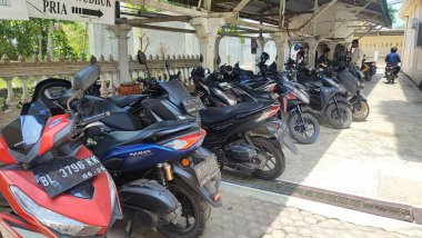 Aceh, Endonezya 17 Mart 2023 Syuhada Bayu camisinin avlusuna parketmiş motosikletler. Kuzey Aceh, Aceh Eyaleti, Endonezya 17 Mart 2023