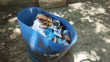 Aceh 'te bir camide içi çöp dolu bir çöp tenekesi var.