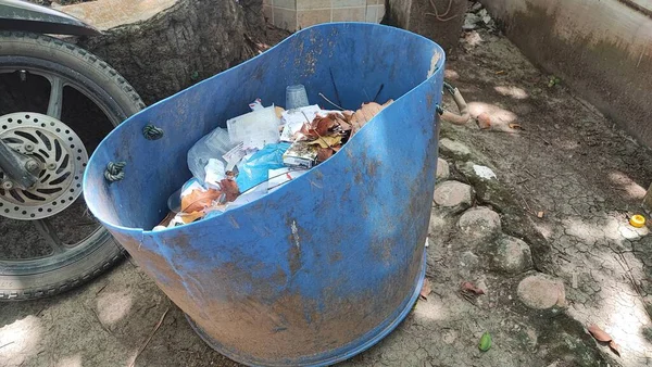 Aceh 'te bir camide içi çöp dolu bir çöp tenekesi var.