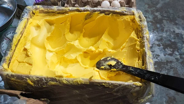 Tereyağı mutfak malzemelerinden biridir. Yemek pişirmek ya da diğer karışımlar için çok kullanılır.