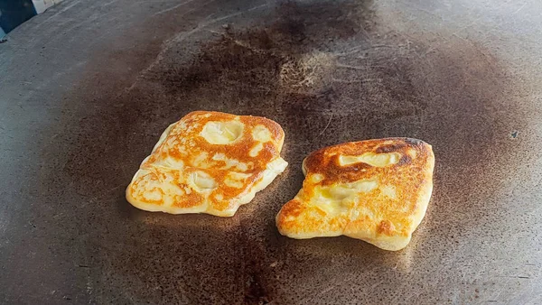 Martabak Durian 'ın, Martabak' ın Endonezya 'daki Geudong pazarında kızgın tavada kızardığını görüyoruz.