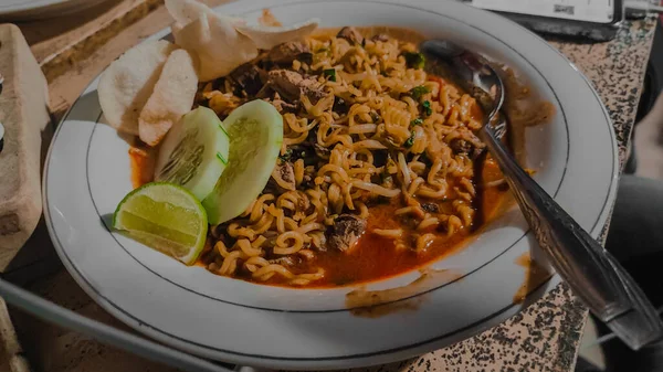マグロの魚麺スープの眺め おいしいアチェ麺と混合したマグロの破片 インドネシア — ストック写真