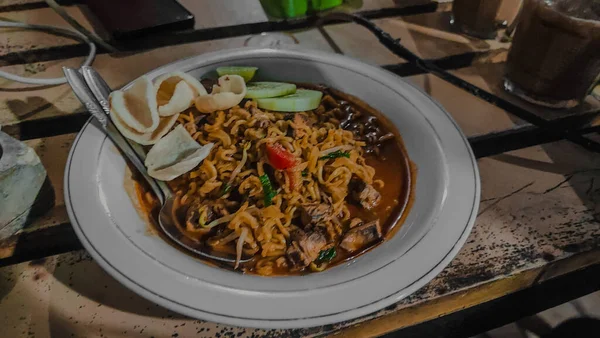 マグロの魚麺スープの眺め おいしいアチェ麺と混合したマグロの破片 インドネシア — ストック写真