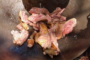 Ormanda, Aceh, Endonezya 'da kesilen ya da kavrulmuş ördek eti manzarası