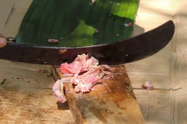 Ormanda, Aceh, Endonezya 'da kesilen ya da kavrulmuş ördek eti manzarası