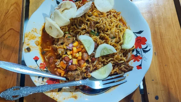 牛肉で揚げたインスタントラーメンの眺め アチェ インドネシア — ストック写真