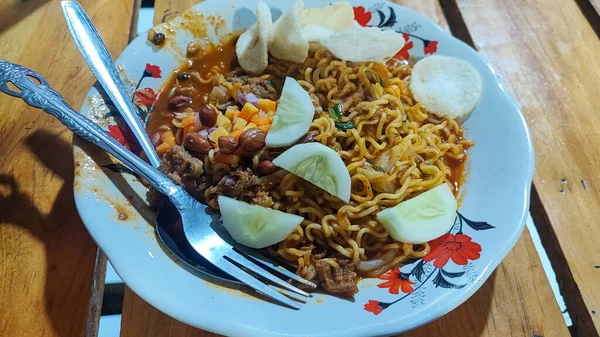 牛肉で揚げたインスタントラーメンの眺め アチェ インドネシア — ストック写真