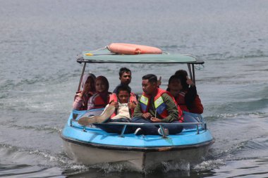 Kumsaldaki insanlar.