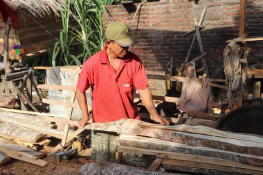 Aceh, Endonezya 28 Mart 2023: çalışkan Asyalı adamlar bir kereste fabrikasında çalışıyor, bir köy bölgesinde kereste fabrikasında. Kuzey Aceh, Aceh Eyaleti, Endonezya 28 Mart 2023