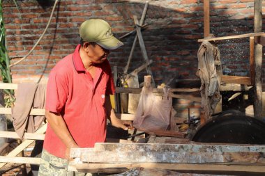 Aceh, Endonezya 28 Mart 2023: çalışkan Asyalı adamlar bir kereste fabrikasında çalışıyor, bir köy bölgesinde kereste fabrikasında. Kuzey Aceh, Aceh Eyaleti, Endonezya 28 Mart 2023