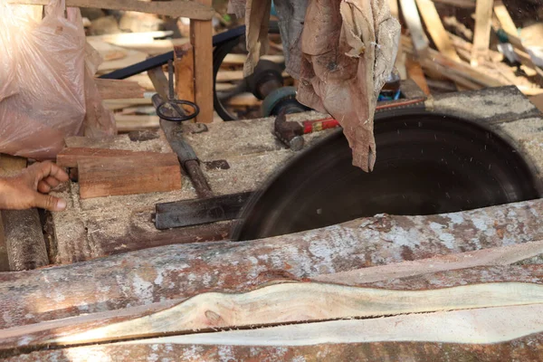 Aceh, Endonezya 28 Mart 2023: çalışkan Asyalı adamlar bir kereste fabrikasında çalışıyor, bir köy bölgesinde kereste fabrikasında. Kuzey Aceh, Aceh Eyaleti, Endonezya 28 Mart 2023