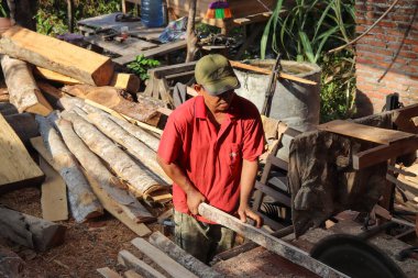 Aceh, Endonezya 28 Mart 2023: çalışkan Asyalı adamlar bir kereste fabrikasında çalışıyor, bir köy bölgesinde kereste fabrikasında. Kuzey Aceh, Aceh Eyaleti, Endonezya 28 Mart 2023