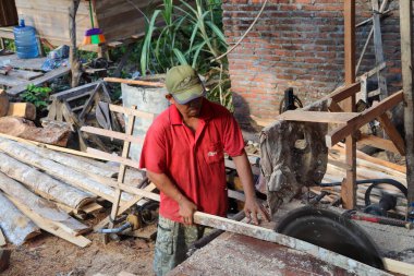 Aceh, Endonezya 28 Mart 2023: çalışkan Asyalı adamlar bir kereste fabrikasında çalışıyor, bir köy bölgesinde kereste fabrikasında. Kuzey Aceh, Aceh Eyaleti, Endonezya 28 Mart 2023