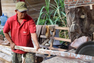 Aceh, Endonezya 28 Mart 2023: çalışkan Asyalı adamlar bir kereste fabrikasında çalışıyor, bir köy bölgesinde kereste fabrikasında. Kuzey Aceh, Aceh Eyaleti, Endonezya 28 Mart 2023