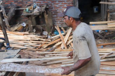 Aceh, Endonezya 28 Mart 2023: çalışkan Asyalı adamlar bir kereste fabrikasında çalışıyor, bir köy bölgesinde kereste fabrikasında. Kuzey Aceh, Aceh Eyaleti, Endonezya 28 Mart 2023