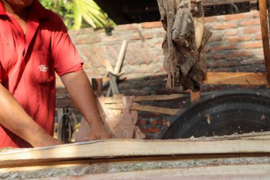 Aceh, Endonezya 28 Mart 2023: çalışkan Asyalı adamlar bir kereste fabrikasında çalışıyor, bir köy bölgesinde kereste fabrikasında. Kuzey Aceh, Aceh Eyaleti, Endonezya 28 Mart 2023
