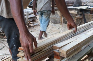 Aceh, Endonezya 28 Mart 2023: çalışkan Asyalı adamlar bir kereste fabrikasında çalışıyor, bir köy bölgesinde kereste fabrikasında. Kuzey Aceh, Aceh Eyaleti, Endonezya 28 Mart 2023