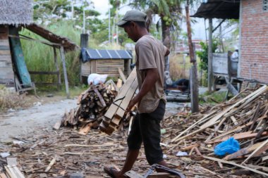 Aceh, Endonezya 28 Mart 2023: çalışkan Asyalı adamlar bir kereste fabrikasında çalışıyor, bir köy bölgesinde kereste fabrikasında. Kuzey Aceh, Aceh Eyaleti, Endonezya 28 Mart 2023