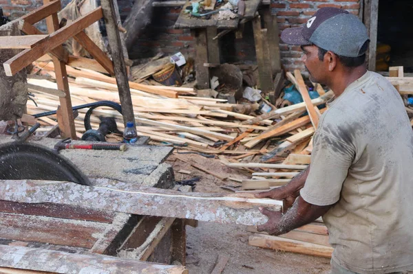 Aceh, Endonezya 28 Mart 2023: çalışkan Asyalı adamlar bir kereste fabrikasında çalışıyor, bir köy bölgesinde kereste fabrikasında. Kuzey Aceh, Aceh Eyaleti, Endonezya 28 Mart 2023