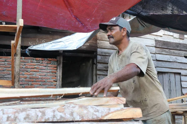 Aceh, Endonezya 28 Mart 2023: çalışkan Asyalı adamlar bir kereste fabrikasında çalışıyor, bir köy bölgesinde kereste fabrikasında. Kuzey Aceh, Aceh Eyaleti, Endonezya 28 Mart 2023