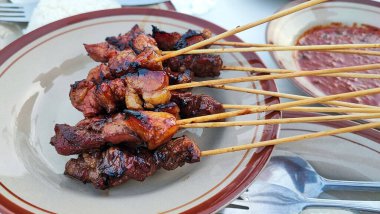 Lezzetli biftek satay, mangal kömürü ile ızgara biftek satay, gizli baharatlarla etin kombinasyonu çok lezzetli, Endonezya