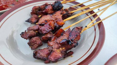 Lezzetli biftek satay, mangal kömürü ile ızgara biftek satay, gizli baharatlarla etin kombinasyonu çok lezzetli, Endonezya