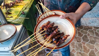 Lezzetli biftek satay, mangal kömürü ile ızgara biftek satay, gizli baharatlarla etin kombinasyonu çok lezzetli, Endonezya