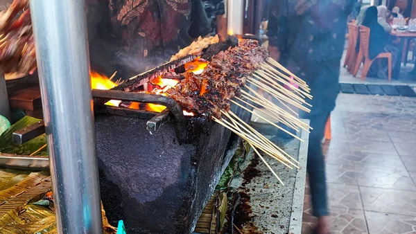 인도네시아 인도네시아 에서는 고기와 양념을 혼합하여 맛있는 쇠고기 사사이 맛있다 — 스톡 사진
