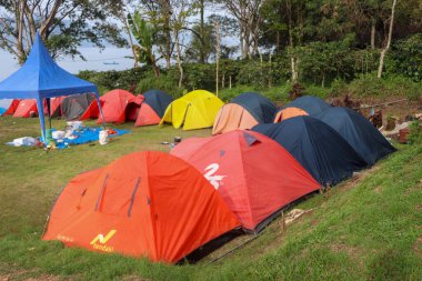 Yeşil alanda kamp çadırı