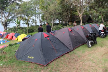 Dağlarda kamp çadırı