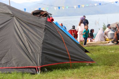 Sahilde kamp çadırı