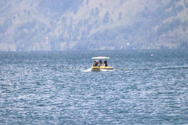 Aceh, Endonezya 19 Mart 2023: Lut Tawar gölünde sürat tekneleri, yolcu taşıyan sürat tekneleri. Orta Aceh, Aceh Eyaleti, Endonezya 19 Mart 2023