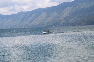 Aceh, Endonezya 19 Mart 2023: Lut Tawar gölünde sürat tekneleri, yolcu taşıyan sürat tekneleri. Orta Aceh, Aceh Eyaleti, Endonezya 19 Mart 2023