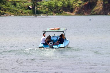 Aceh, Endonezya 19 Mart 2023: Lut Tawar gölünde sürat tekneleri, yolcu taşıyan sürat tekneleri. Orta Aceh, Aceh Eyaleti, Endonezya 19 Mart 2023