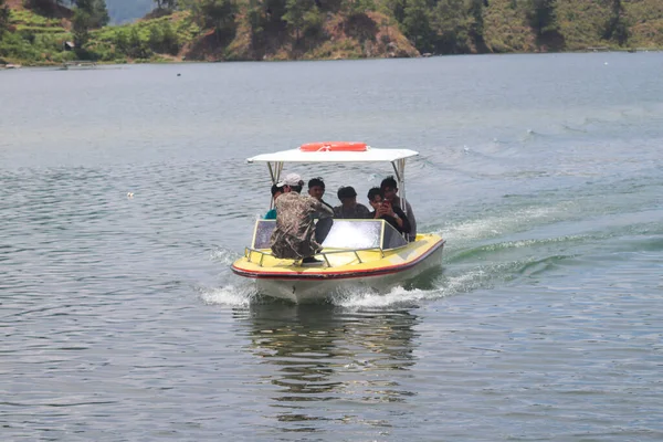 Aceh, Endonezya 19 Mart 2023: Lut Tawar gölünde sürat tekneleri, yolcu taşıyan sürat tekneleri. Orta Aceh, Aceh Eyaleti, Endonezya 19 Mart 2023