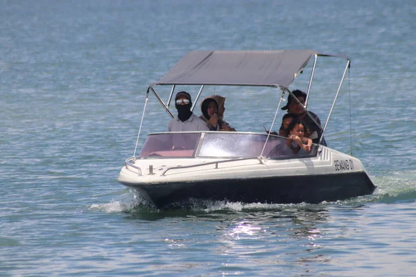 Aceh, Endonezya 19 Mart 2023: Lut Tawar gölünde sürat tekneleri, yolcu taşıyan sürat tekneleri. Orta Aceh, Aceh Eyaleti, Endonezya 19 Mart 2023