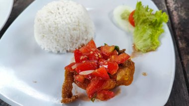 Kızarmış tavuk, pilav ve sebzeli beyaz arka plan.