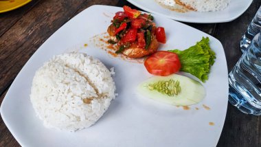 Karidesli plaka üzerinde kızarmış pilav