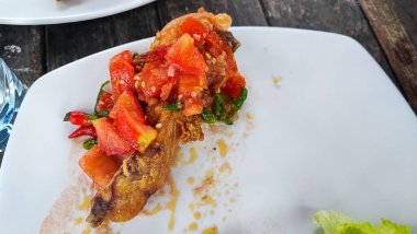 Kızarmış tavuk bacağı ve salata