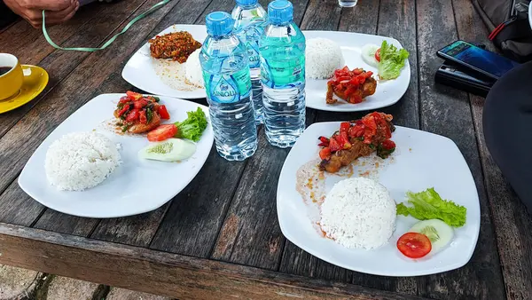 Masada Endonezya yemeği var.