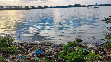 Su deposunun dışındaki çöplerin görünüşü, çeşitli plastik atıklar görülebilir, çöp şu anda en ciddi sorunlardan biri, Endonezya