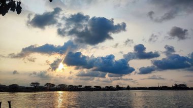 lhokseumawe şehir rezervuarında akşam günbatımının manzarası öğleden sonra Endonezya 'da günbatımı çok güzel görünür.